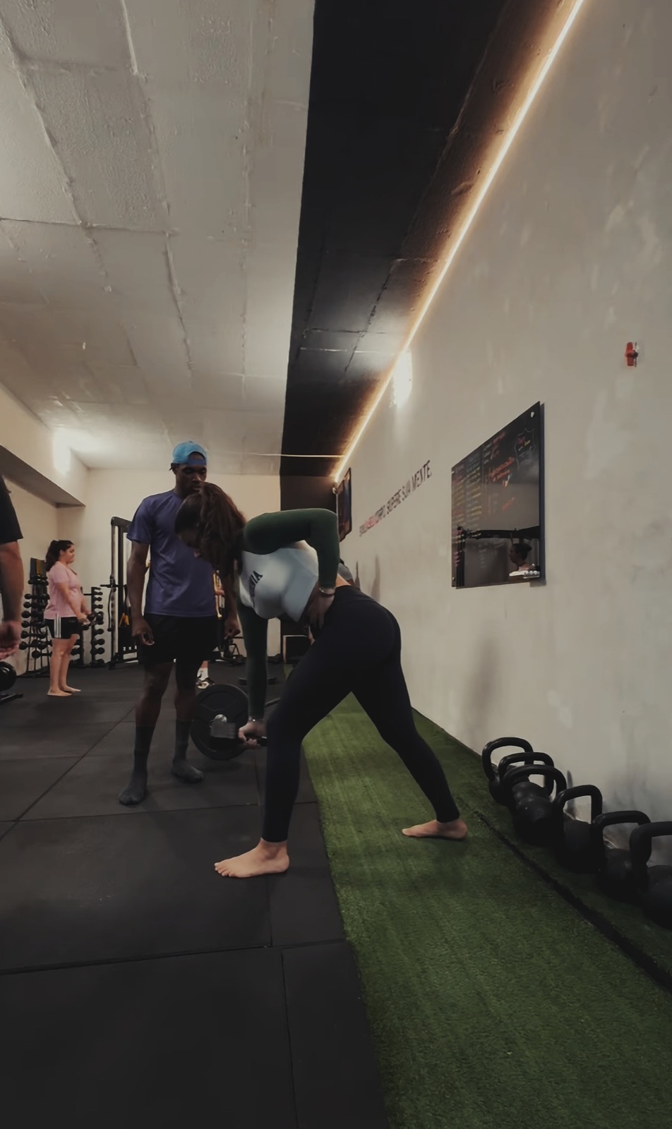 Espaço de treino do studio com alunos e profissional